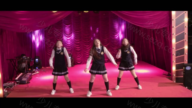 Rebekah快乐歌舞团的剧照截图4